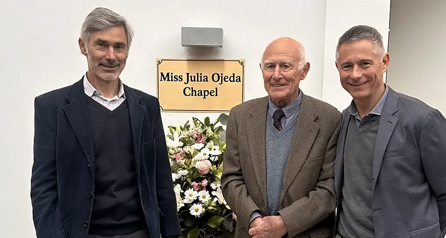 Ceremonia de develación de placa en la Capilla portada