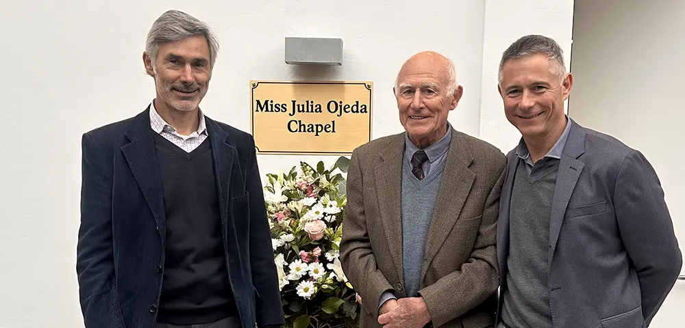 Ceremonia de develación de placa en la Capilla portada